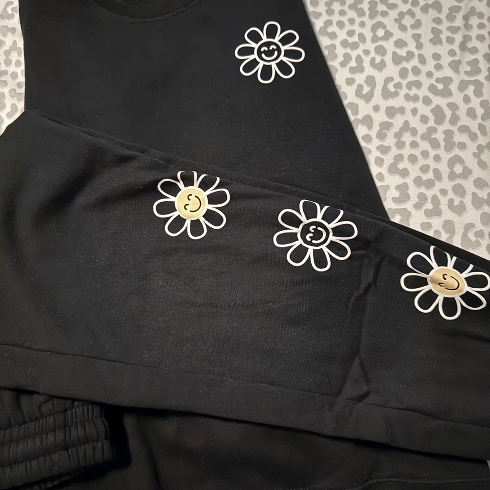 Black flower sweatshirt and sweatpants set